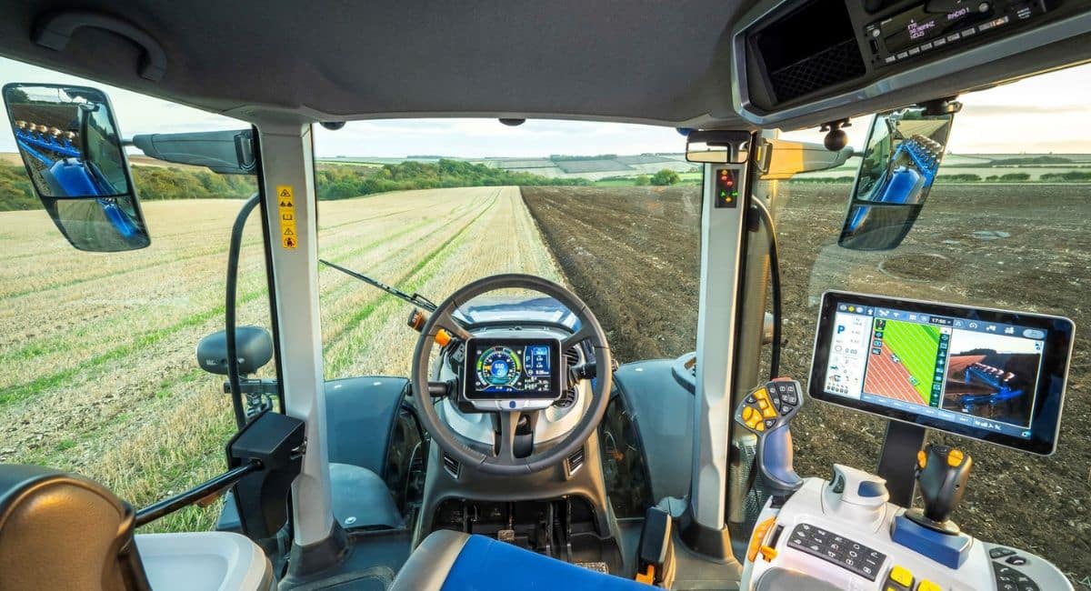 Monitor GPS agrícola dentro da cabine de trator moderno